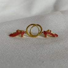 Load image into Gallery viewer, Pendientes de aro dorados con zapatos de flamenco en esmalte rojo
Pendientes de aro en acero inoxidable bañado en oro con charm en forma de zapato de flamenco rojo esmaltado. Diseño único y llamativo, ideal para los amantes del estilo flamenco y la joyería original.