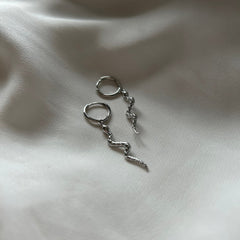 Brincos de prata de hibisco