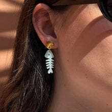 Cargar imagen en el visor de la galería, Pendientes Pececillo - El jardín de las joyas
