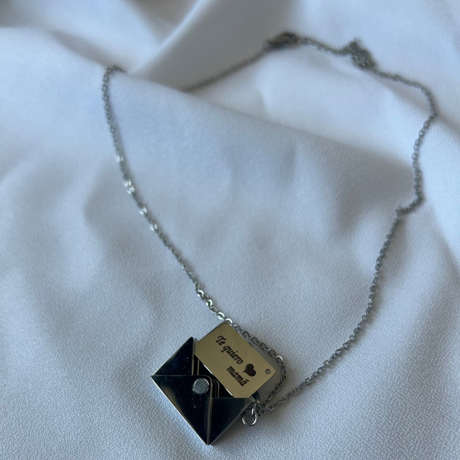Collar Sobre con mensaje; te quiero mama Silver - El jardín de las joyas