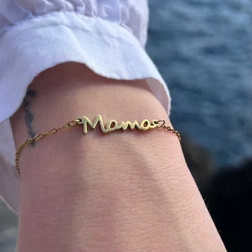 PULSERA “Mamá” cursiva – Edición Especial Día de la Madre (PREVENTA) - El jardín de las joyas