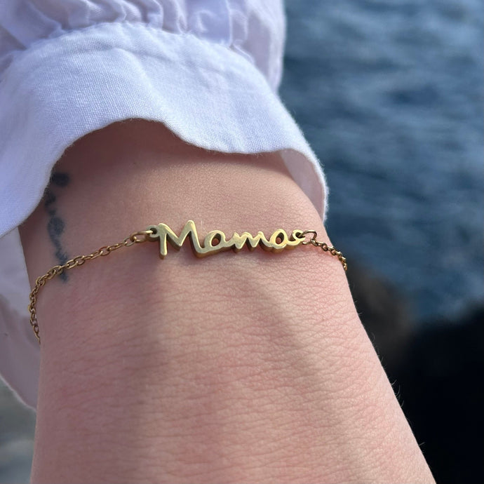 PULSERA “Mamá” cursiva – Edición Especial Día de la Madre (PREVENTA) - El jardín de las joyas