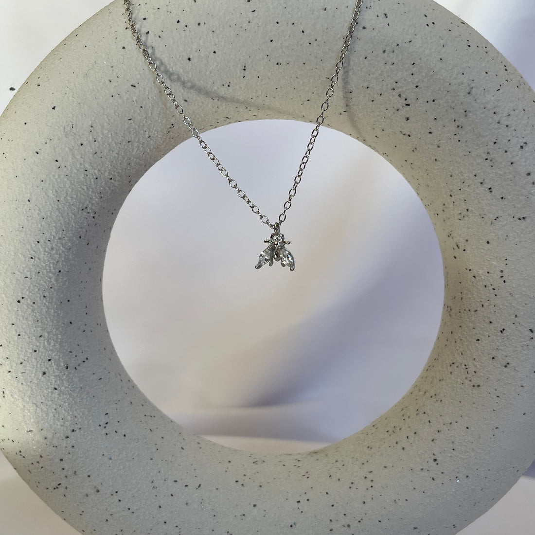 Collar de plata con dije en forma de abeja con circonitas brillantes. Joya elegante y minimalista, perfecta para amantes de la naturaleza y la simbología especial. Accesorio ideal para uso diario o como regalo significativo. Disponible en El Jardín de las Joyas.
